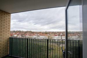 een balkon met uitzicht op de stad bij Beautiful & Contemporary Queensbury Retreat in Wealdstone