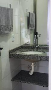 Ένα μπάνιο στο Apartamento/Kitnet