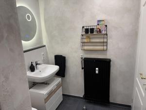 bagno con lavandino, servizi igienici e specchio di sennefeeling a Hövelhof