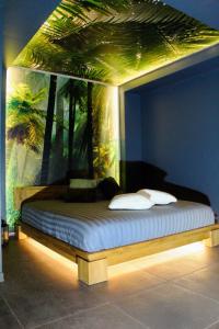 um quarto com uma cama coberta em Pool47spa em Précy-sur-Oise