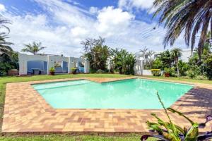 Kolam renang di atau dekat dengan 13 Skiathos Beachfront Apartment in Shakas Rock