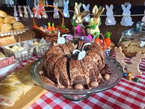 um bolo bundt sentado numa mesa com outros alimentos em Pousada Vila Real PG na Praia Grande