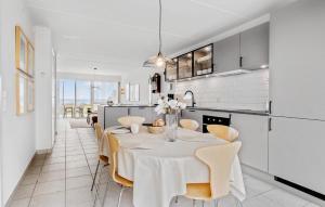 Kjøkken eller kjøkkenkrok på Beautiful Home In Assens With 3 Bedrooms And Wifi