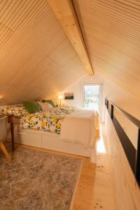 1 dormitorio con 1 cama en una habitación con ventana en Tiny House Chez Claudine with Garden, Workspace, Netflix, free Parking & Wifi en Brugg