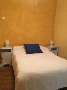 1 dormitorio con 1 cama blanca y 2 mesitas de noche en LA BASTIDE FERREOL, en La Motte-dʼAigues