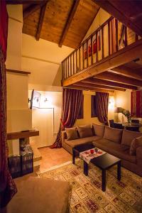 Monte Bianco Villas في أراخوفا: غرفة معيشة مع أريكة ودرج