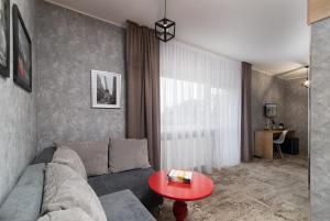 sala de estar con sofá y mesa roja en Hotel Biancas en Kosakowo