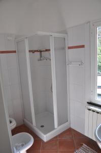 uma casa de banho com um chuveiro e um WC. em Rossola House em Bonassola