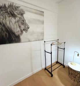 ein Gemälde eines Löwen an einer Wand neben einem Tisch in der Unterkunft Barceloneta beach house in Barcelona
