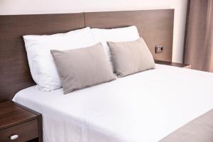 Postel nebo postele na pokoji v ubytování RVHotels GR92