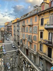 widok na ulicę miejską z budynkami w obiekcie Casa di Carlo, con Poli, metro, caffè a due passi w Turynie