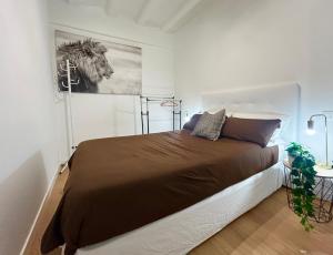 1 dormitorio con 1 cama y una pintura de un caballo en la pared en Barceloneta beach house, en Barcelona