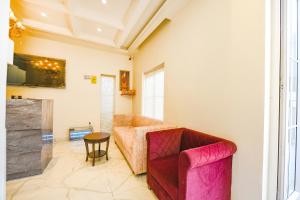 een woonkamer met een bank en een tafel bij FabHotel K9 Inn in Ludhiana