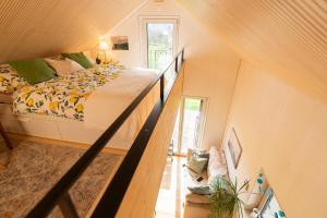Rúm í herbergi á Tiny House Chez Claudine - Relaxen, Workspace, Nähe Thermen, Netflix, free Parking & Wifi