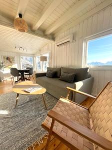 sala de estar con sofá y mesa en Hytte i Svolvær, en Svolvær