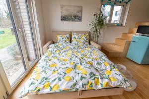 Rúm í herbergi á Tiny House Chez Claudine - Relaxen, Workspace, Nähe Thermen, Netflix, free Parking & Wifi