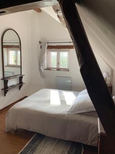 - une chambre avec un lit et 2 fenêtres dans l'établissement La Glatine - Chambres d'hôtes, à Frétigny