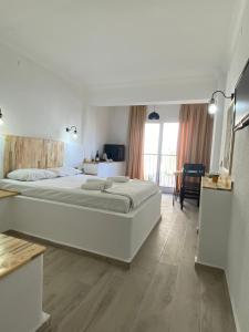 een slaapkamer met een groot wit bed in een kamer bij Unver Holiday Homes in Marmaris