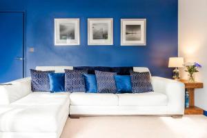Posezení v ubytování Sapphire Retreat - Central Location - Free Parking, FastWiFi and Smart TV by Yoko Property
