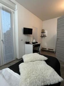 um quarto com uma cama com almofadas brancas em BeB Casa di Lia em Carugo