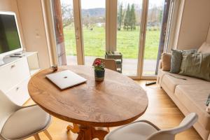 Sjónvarps- og/eða afþreyingartæki á Tiny House Chez Claudine - Relaxen, Workspace, Nähe Thermen, Netflix, free Parking & Wifi