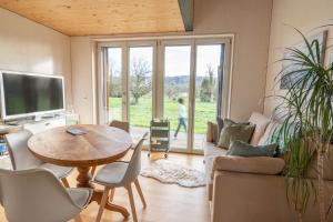 TV a/nebo společenská místnost v ubytování Tiny House Chez Claudine - Relaxen, Workspace, Nähe Thermen, Netflix, free Parking & Wifi