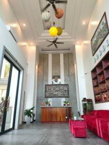 a living room with red furniture and a ceiling at Angkor Style Resort & Spa in Phumi Ta Phul