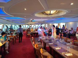 un restaurante en un crucero con gente sentada en las mesas en Nile Cruise Luxor Aswan 3,4 and 7 nights en Asuán