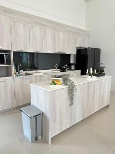 Η κουζίνα ή μικρή κουζίνα στο TRE Khaoyai Pool Villa ทรีเขาใหญ่ พูลวิลล่า