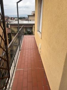 - un balcon d'un bâtiment avec une passerelle en briques dans l'établissement Appartamento Via Milano Prato, à Prato