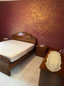 - une chambre avec un lit et 2 tables de chevet dans l'établissement Appartamento Via Milano Prato, à Prato