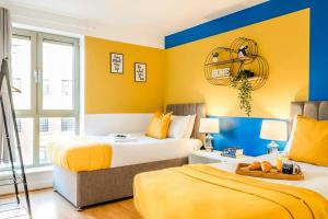 2 camas en una habitación de color amarillo y azul en Brook Retreat - City Centre - Free Parking, Fast WiFi and Smart TV by Yoko Property en Derby