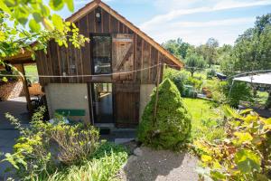 Garður fyrir utan Tiny House Chez Claudine - Relaxen, Workspace, Nähe Thermen, Netflix, free Parking & Wifi