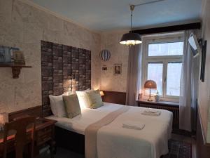 Un dormitorio con una cama grande y una ventana en Strand Hotel, en Norrköping