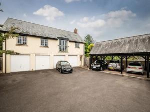 een garage met twee auto's geparkeerd voor een huis bij Spacious modern home in picturesque village in Exeter