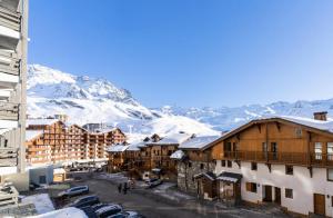 a view of a town with snow covered mountains at Résidence Les Lauzieres - 2 Pièces pour 4 Personnes 394 in Val Thorens