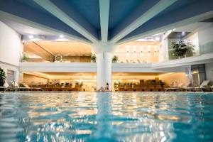 a pool in the lobby of a hotel at Grand Hotel Italia in Cluj-Napoca