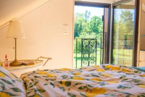 Rúm í herbergi á Tiny House Chez Claudine - Relaxen, Workspace, Nähe Thermen, Netflix, free Parking & Wifi
