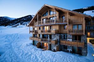 a ski lodge in the snow in the mountains at Résidence Les Airelles - 4 Pièces pour 8 Personnes 114 in Montgenèvre