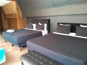 a bedroom with two beds and a bench at Hotel Sonetto in Santiago