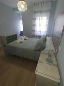 een slaapkamer met een bed en een tafel met een tafel bij Casa Elisa 2 in León