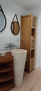 uma casa de banho com um lavatório e um espelho em Claire & Co Chambre d'hôtes em Pornic