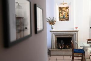 sala de estar con chimenea y mesa en Casa Philomena - Irpinia, en Lioni