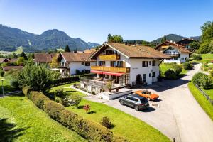 una casa con un coche aparcado en una entrada en Ferienhaus Ostara GbR, en Ruhpolding