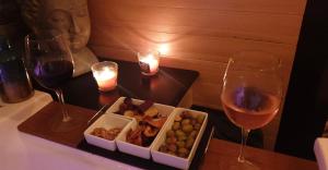 uma mesa com dois copos de vinho e uma taça de comida em L’atelier spa em Codognan
