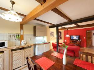 Il comprend une cuisine, un salon et une salle à manger avec une table. dans l'établissement Vacation holiday happiness, à Quedlinbourg