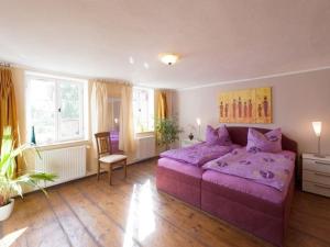 - une chambre avec un lit violet et une chaise dans l'établissement Vacation holiday happiness, à Quedlinbourg