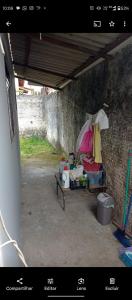 een kamer met een bank in een bakstenen muur bij Casa em Cajupiranga temporada in Parnamirim