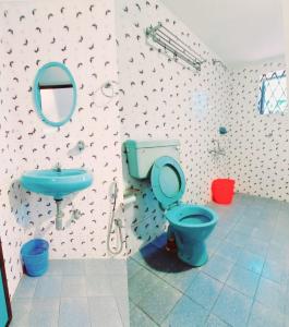 ein Badezimmer mit einem blauen WC und einem Waschbecken in der Unterkunft Villa Sea Walk 5 BHK Villa in Candolim