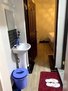1bedroom@Pacho0725913803 في كيزيمو: حمام مع حوض ومرحاض ومغسلة